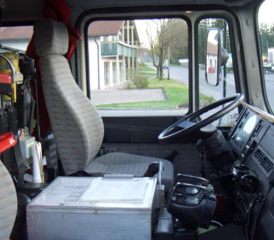 freiwillige-feuerwehr-woringen-florian-40-1-fahrerraum.jpg